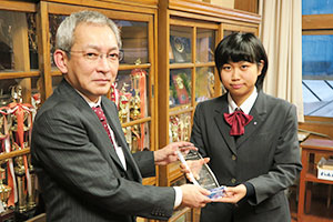 佐藤さんに金子代表理事から盾と副賞を贈呈
